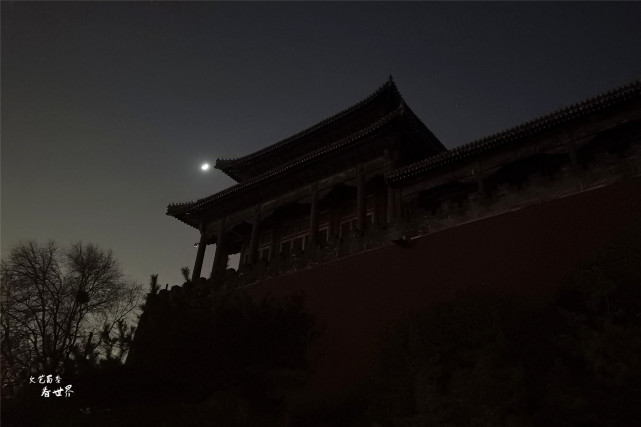 北京故宫晚5点关门,夜里它会阴森寂静吗?事实是人来人往很热闹