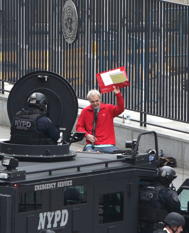 持枪男子在纽约联合国总部外被捕被控恐怖主义威胁罪名