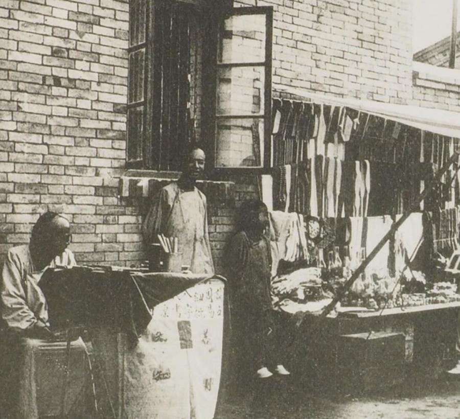 1907年北京老照片：女囚犯戴枷锁满脸哀伤，修鞋匠走街串巷！深圳市劳动技能培训中心