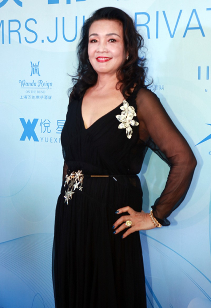 张兰有出身书香门第的气质,穿黑色纱裙显得丰腴,贵气感藏不住_腾讯