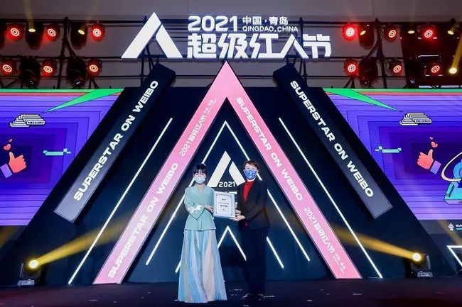 青岛会展中心人偶遇李子柒,天才小熊猫郭杰瑞百名网红大v都来了