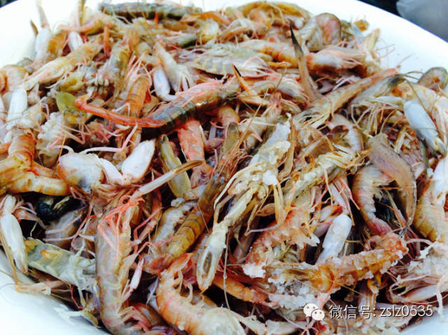 先将兑臼和杵子刷干净,将虾放入兑臼,用杵子开始反复研磨.