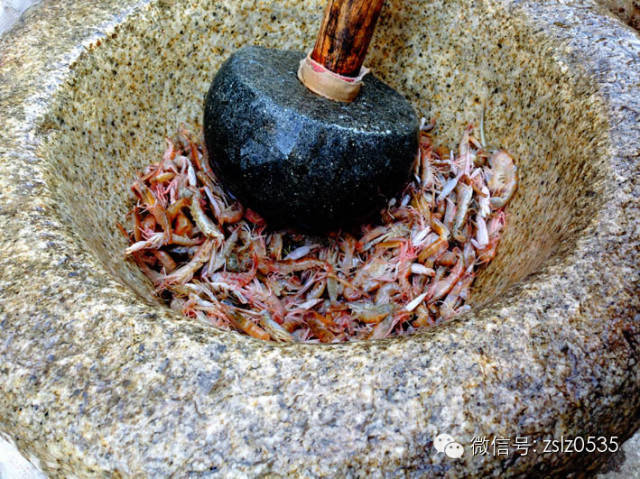经过半小时的研磨,把虾酱磨的很细.