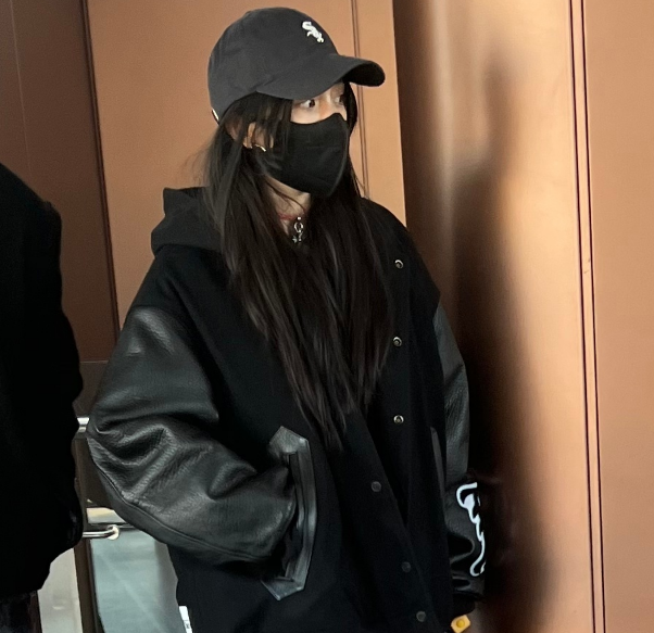 杨幂玩黑色混搭风,拼接棉服配连帽卫衣耍酷,波点黑色袜配长靴显瘦显高