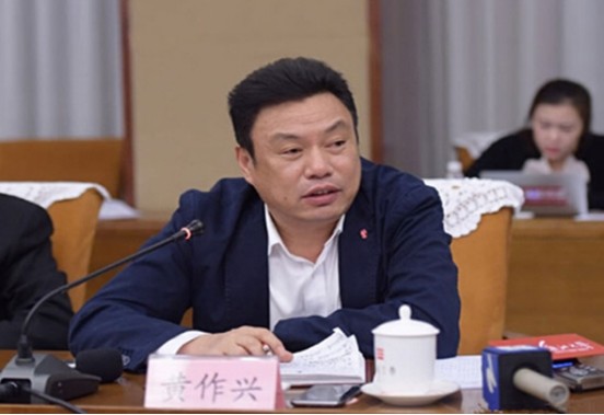 江南皮革厂倒闭了,欠3.5亿跑路的老板黄鹤,如今过得怎样了?