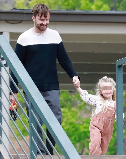 2008年因在美剧《绝命毒师》中饰演"杰西·平克曼"一角而走红.