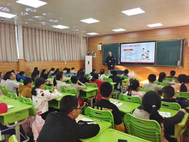 氛围,12月2日下午,拱辰派出所民警深入拱辰中心小学开展宪法宣传活动