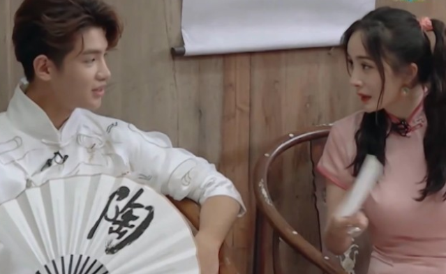 杨幂穿黑丝袜秀美腿,与19岁小鲜肉黄明昊同框热聊:过于刺激了