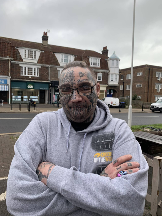 英国44岁离婚男人满脸纹身带着宠物鳄鱼和蛇卖惨求租房