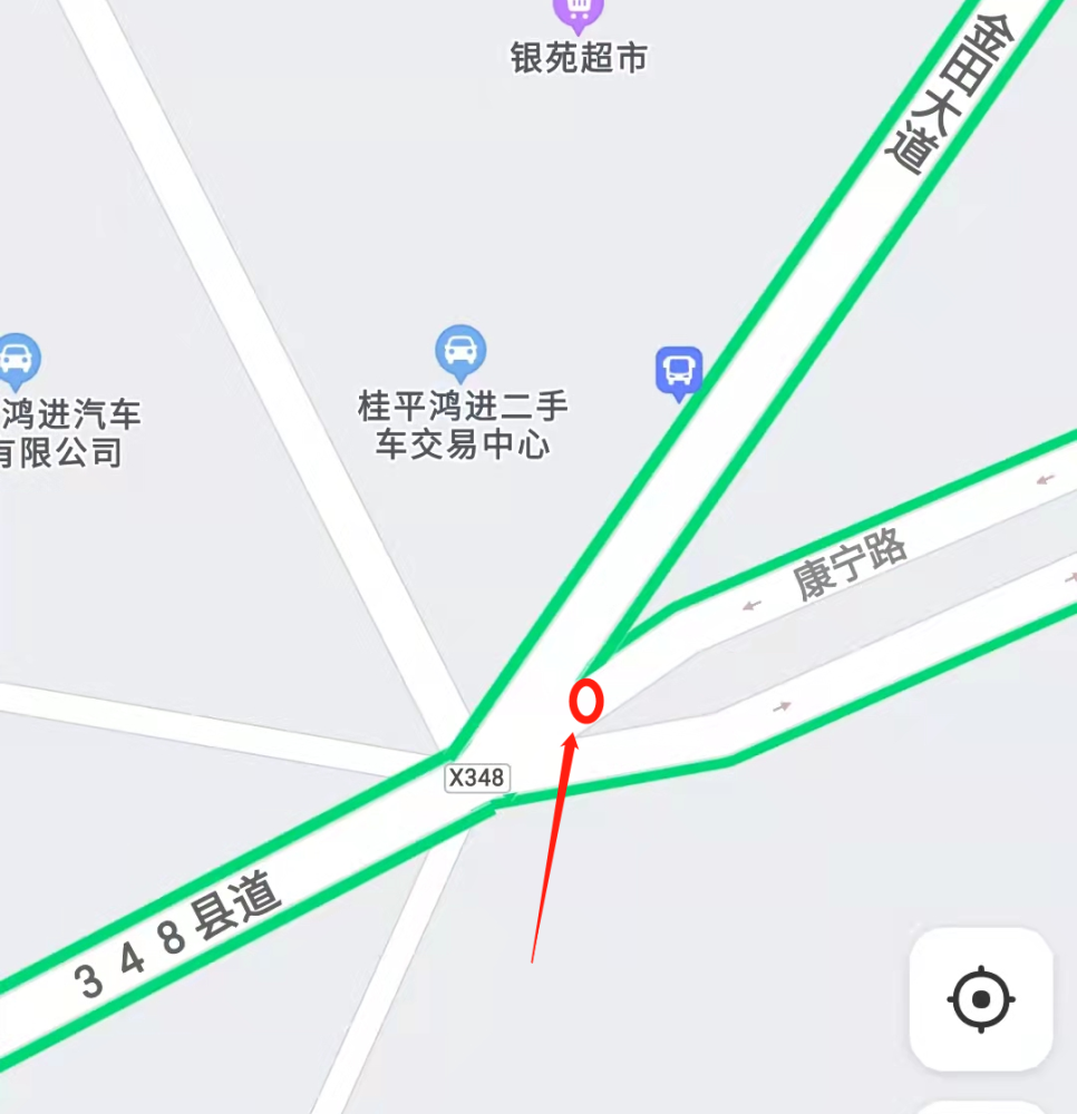 如下图所示:路面上的几个大水泥墩在进入桂平市人民江北院区公路的
