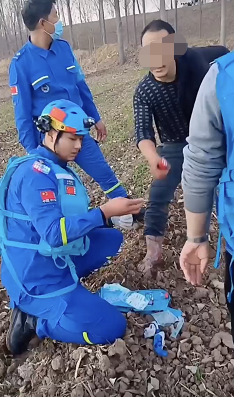 下午4时左右,两舟7名救援队员进入滚水坝,也不幸发生侧翻落水.