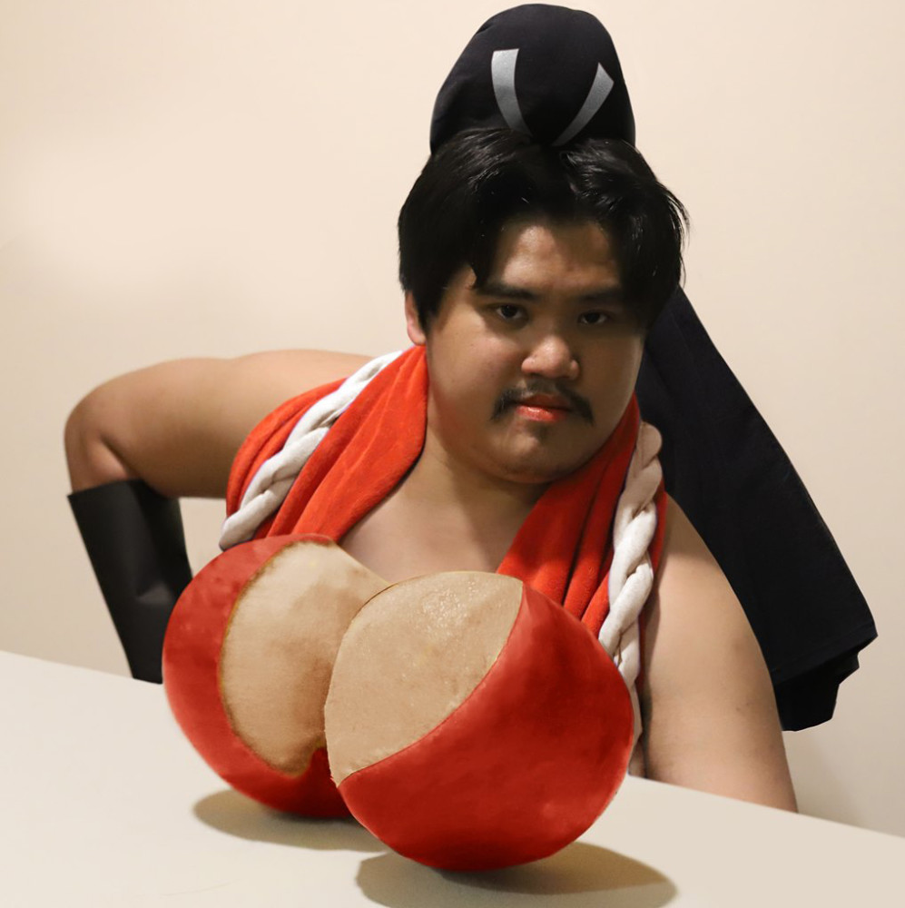 黄金圣斗士也难逃泰国小哥的cos史上第一件香蕉味圣衣诞生