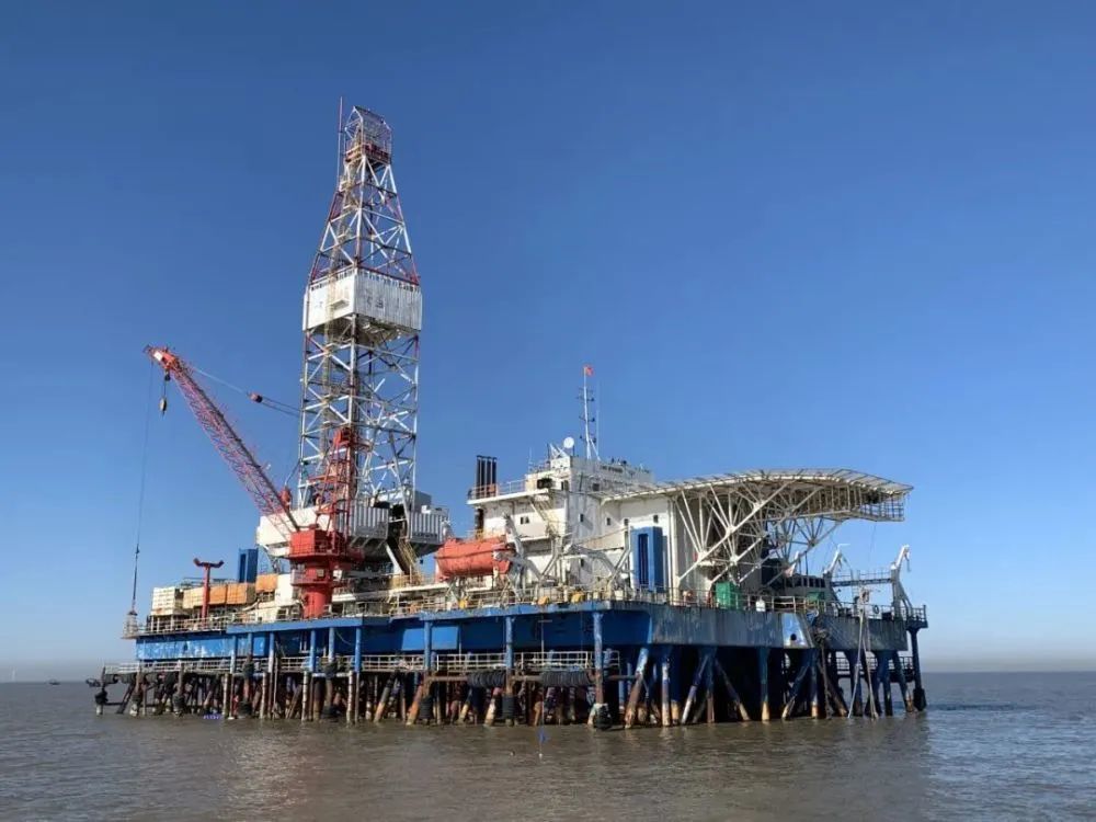 是一座能够"涉水,步行"的两栖钻井平台,是中国产,学,研联合研制新型