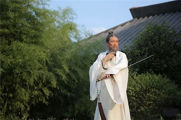 李白总是以这样的形象展现给世人:一身素雅长衫,腰系一把佩剑,手拿一