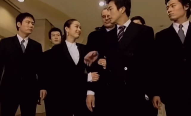 每当他们走路时,电视上会响起咚咚咔咔,以及圣歌般的音乐.