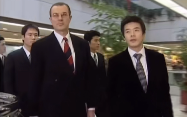 每当他们走路时,电视上会响起咚咚咔咔,以及圣歌般的音乐.