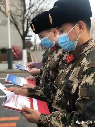 官兵阅读宪法宣传册11月29日,铁岭县司法局到铁岭市武警支队开展了送