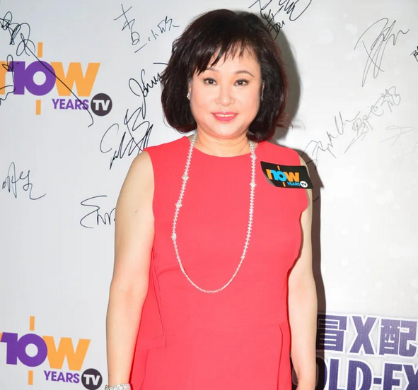 除了何鸿燊外,另一位大佬霍英东也是对林凤娥青睐有加,两个人早年就有