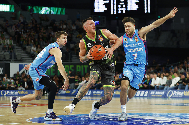 米切尔-克拉克 19＋2＋2！NBA旧将扛起进攻大旗，为周琦出头化解冲突，值得称赞