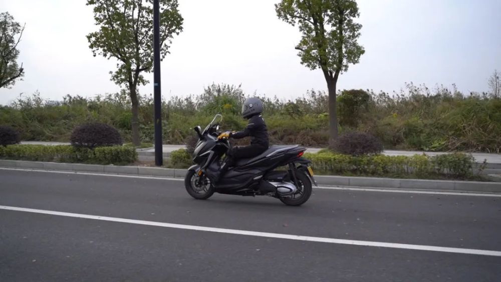 呆子测评|龙头偏左,本田佛沙nss350_腾讯新闻