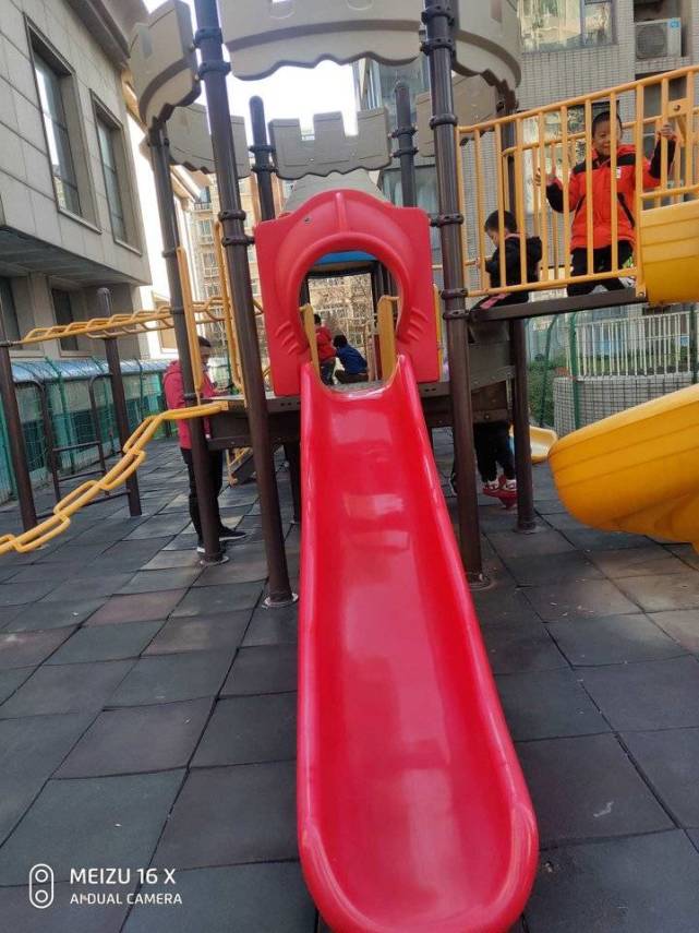 和孩子们一起玩滑滑梯