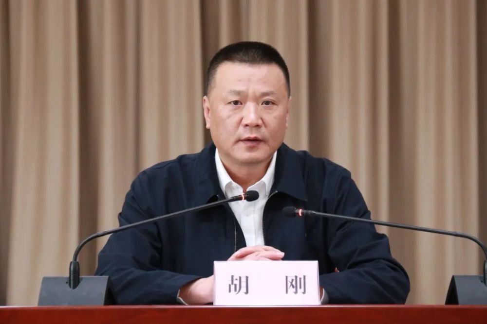 2022年遂昌县委县政府工作务虚会召开丨胡刚主持会议并讲话