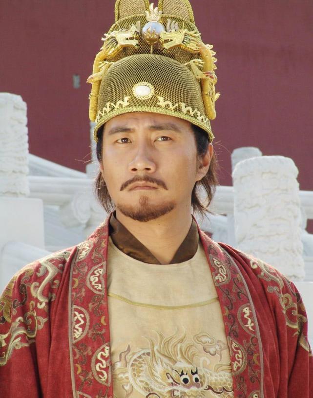 之间的权力失衡,这种失衡,最终经过两百年的放大,让明王朝彻底腐朽,并