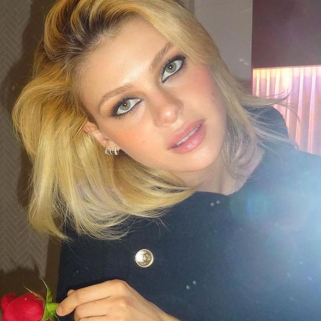 贝克汉姆儿媳妮可拉穿黑色夹克帅气迷人头戴玫瑰花又美又飒