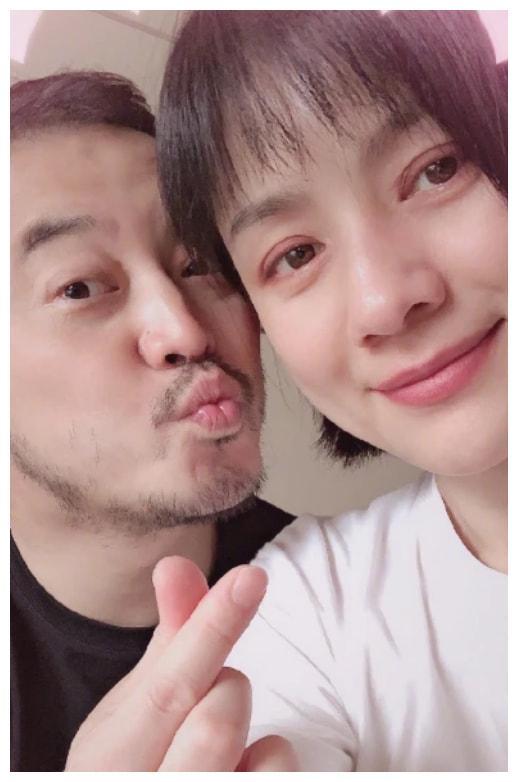 胡可晒一家四口搞怪合照庆生好欢乐安吉亲手做贺卡送妈妈超贴心