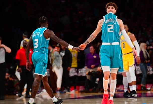 黄蜂 NBA-突发！三球和罗齐尔触发健康安全协议，过去5天已有7人中招
