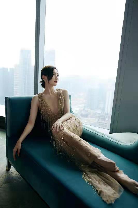 江疏影大秀丰满事业线金色深v礼服性感撩人亭亭玉立的美人儿