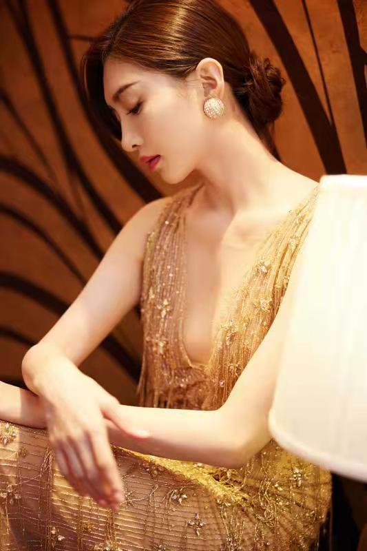 江疏影大秀丰满事业线金色深v礼服性感撩人亭亭玉立的美人儿