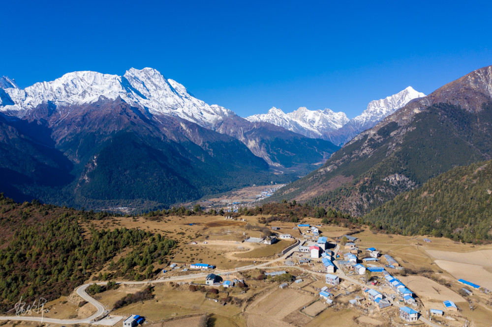 吉隆沟里惬意的一天四周都是雪山的乃村到尼泊尔风格的帕巴寺