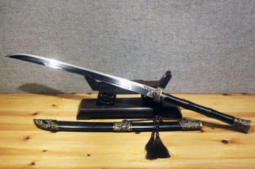 古锭刀是孙坚在汜水关使用的兵器.