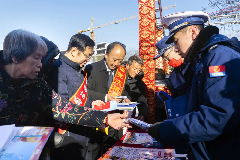 但是在體育館外廣場上,消防展板和消防諮詢臺前的群眾還是熱情高漲