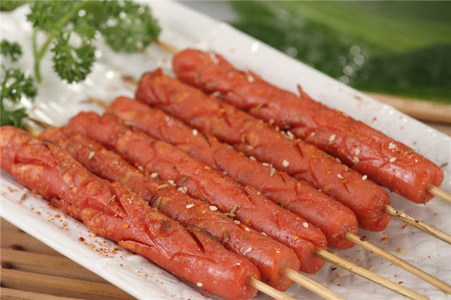 烤香肠太简单了吧谁都会做,但是烤羊排,精品烤鸭就难了不好做