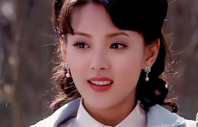 小刘佳和杨超越长得太像了,尤其是以前年轻的时候