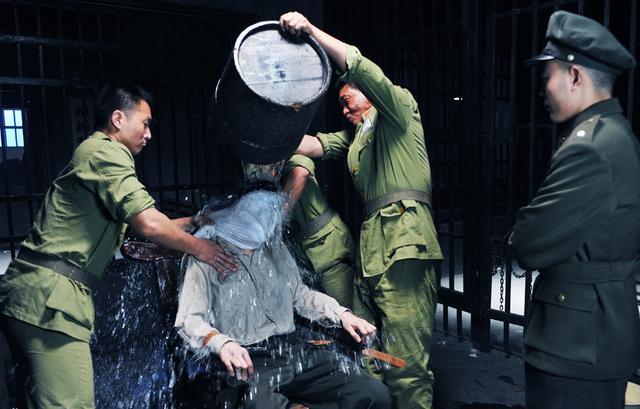 那是一段极度黑暗的日子,幽森的监狱说是地狱也不为过,身陷其中的汪斌