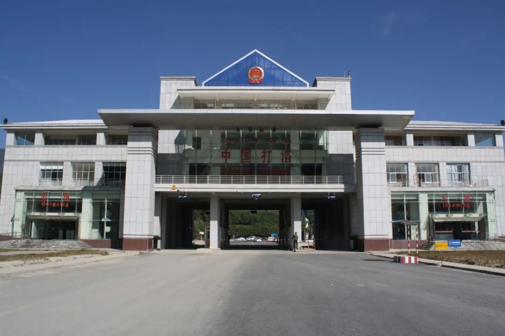 图为原公安边防官兵在打洛口岸联检楼内开展出入境证件查验.