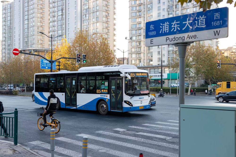 浦東大道恢復雙向六車道通車,告別許久的公交車回來了!