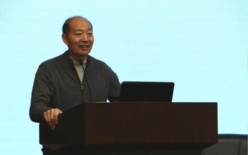 刘世定教授正在演讲刘文彩最小的儿子刘元贵也和二哥一样,在叔父刘