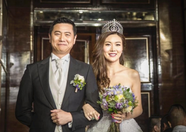 上亿身家港姐商场挑特价鞋从tvb出走四年转型做kol月入百万