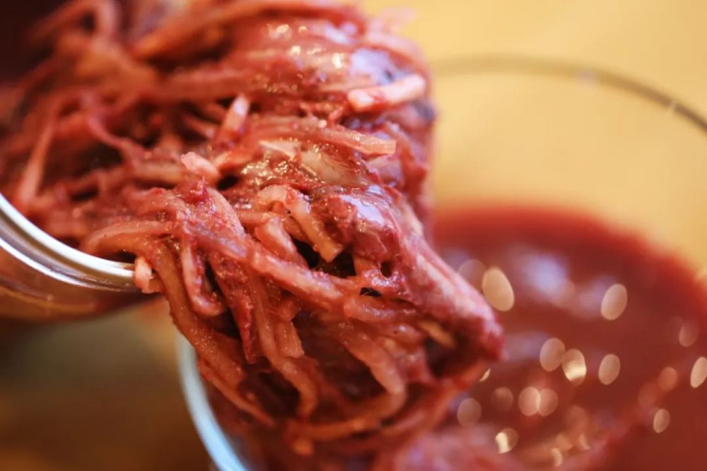 rui虽然如今已不是物资匮乏的年代,但出门在外的温州老板们不吃点鱼生