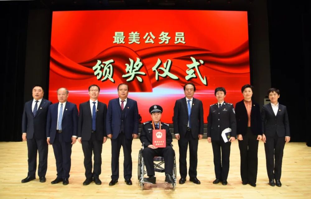 李向国荣获"最美公务员"_腾讯新闻