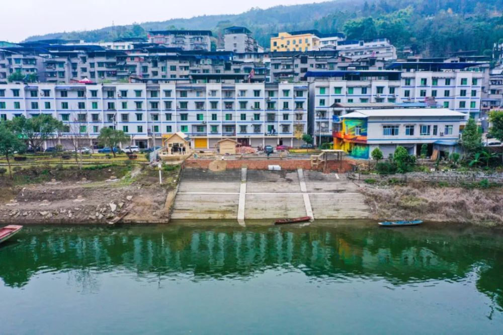 日前,记者走进舟坝镇花山湾社区看到,一块水乡,码头,马边河等元素构成