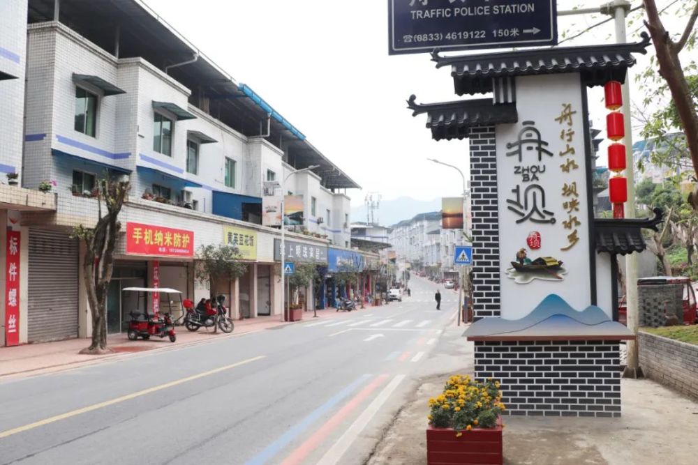 码头文化走廊沿舟坝库区沿岸打造,整个走廊花团锦簇,绿草茵茵,库区