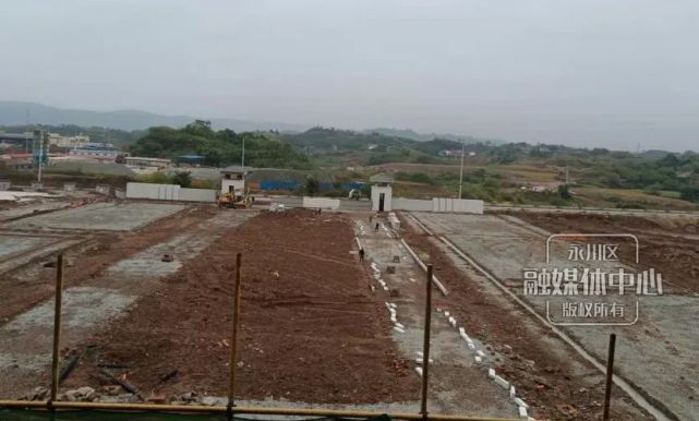 室外運動場路基已完成正在抓緊實施附屬工程渝西衛校老校區比較老舊已