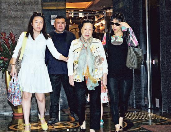 很多人认为刘銮雄跟刘銮鸿兄弟是白手起家的,其实如果没有叶婉淑的