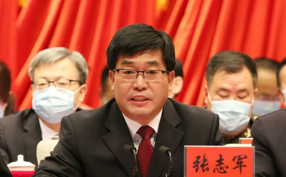 王正君代表政协临夏州第十二届委员会常务委员会向大会作工作报告.