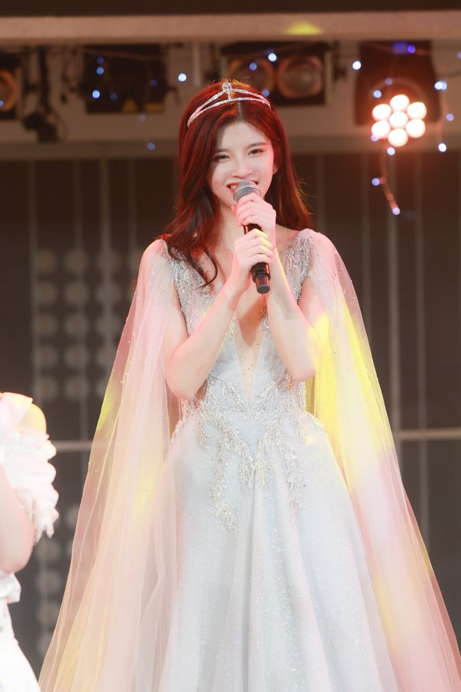 当《goodbye》的旋律响起,林思意以一席华丽的礼服穿越剧场,走过粉丝